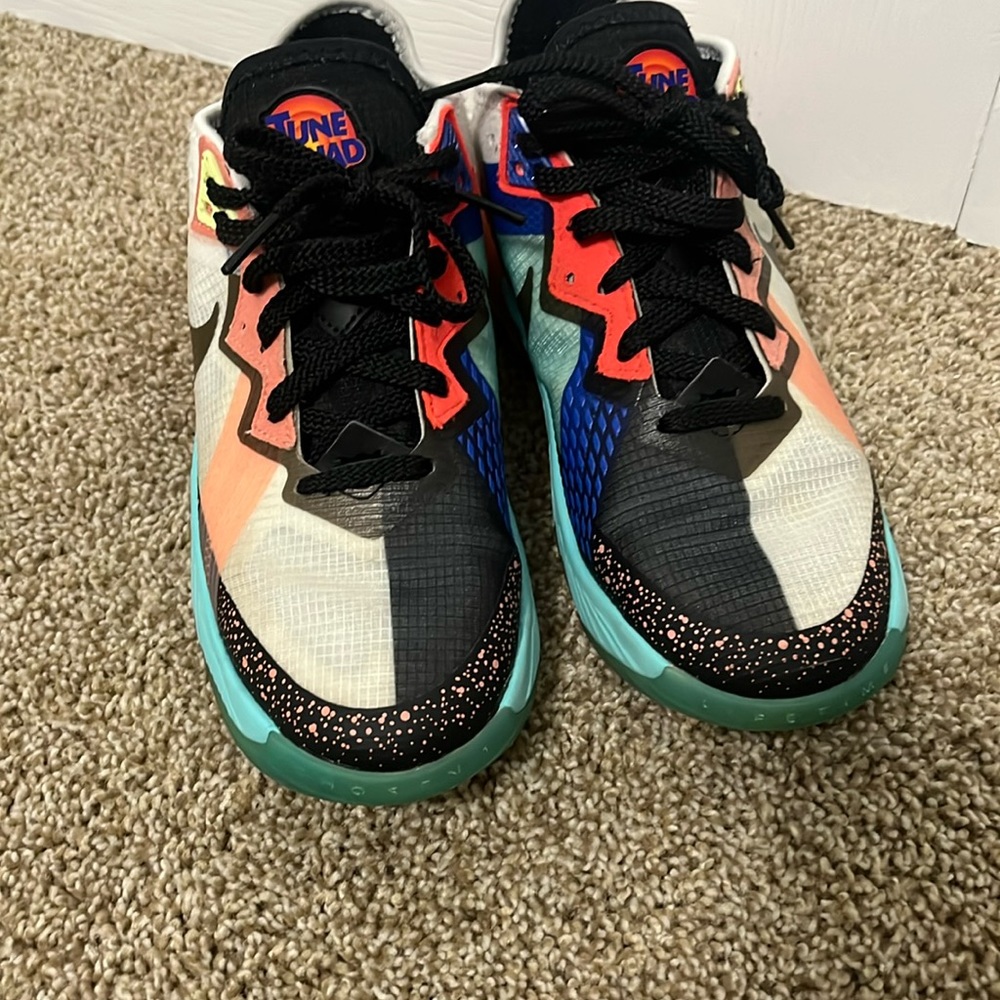 Nike tune squad 4y